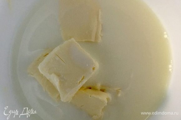 Отмерить 125 мл молока, добавить в молоко размягченное сливочное масло и подогреть вместе. Масло практически должно растаять.
