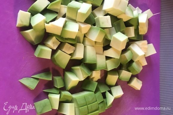 Нарезать авокадо кубиками.