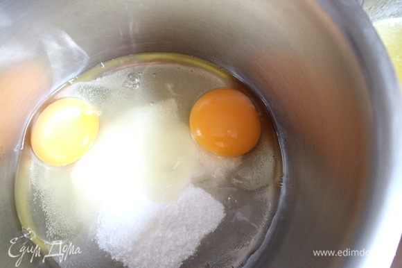 Смешать яйца с 50 г сахарного песка, взбить миксером до пены и полного растворения сахара. Можно предварительно вскипятить в кастрюле воду, вылить ее, вытереть насухо и в этой кастрюле взбивать яйца с сахаром. Я использую теплоемкую кастрюлю с толстым дном, она хорошо прогревается. Оптимальная температура для взбивания смеси 50°C, можно ниже, но не выше. Так лучше растворяется сахар.