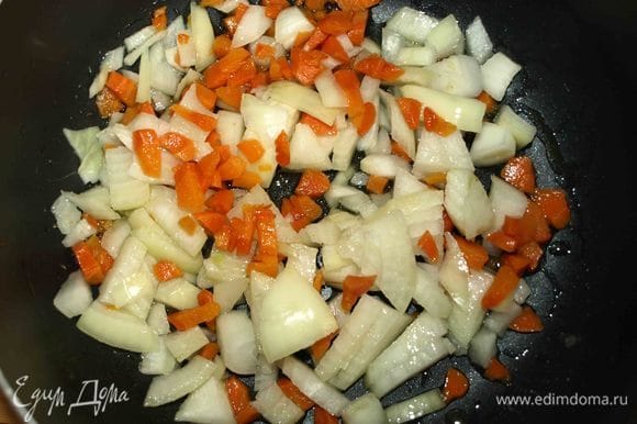 Лук и морковь очищаем. Некрупно нарезаем. В сотейнике разогреваем растительное масло и обжариваем овощи 2–3 минуты.