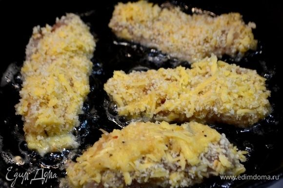 Разогреть масло в сковороде и обжарить рыбные палочки по 3–4 минуты с каждой стороны, до образования хрустящей золотистой корочки.