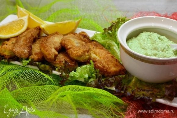 Подать рыбу можно как порционно, так и в большом блюде с зеленью. Соус поможет раскрыть новый вкус рыбы.