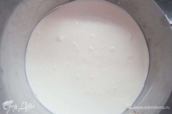 Выливаем часть кокосового мусса (примерно ⅓) поверх брауни-бисквита, ставим в морозилку минут на 7–10, чтобы мусс схватился.
