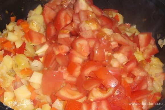 В рагу добавляем нарезанные помидоры и томатную пасту. Готовим 5 минут, помешивая.