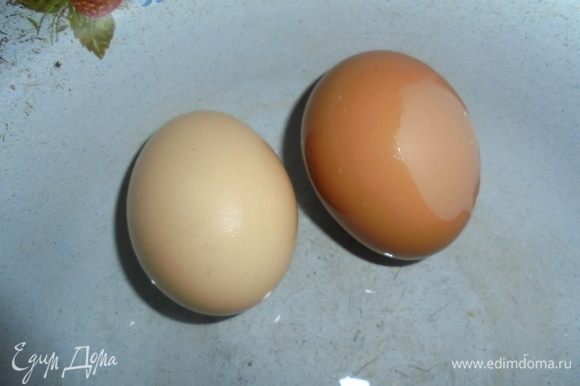 Отварите яйца вкрутую.