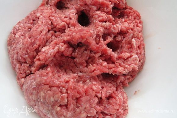 Мясо прокрутить через мясорубку или взять готовый фарш.