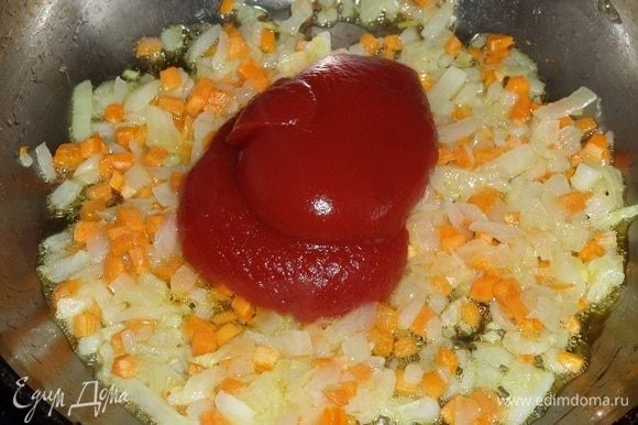 Затем добавляем томатную пасту. Перемешиваем массу.