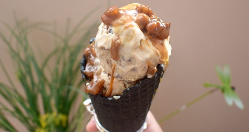 Рецепт слоеного мороженого с карамелью
