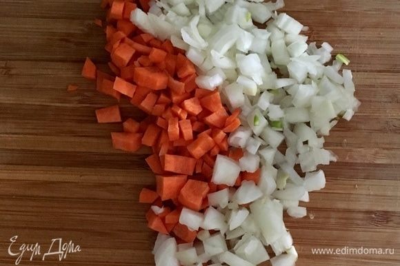 Морковь и луковицу нарезать небольшими кубиками.