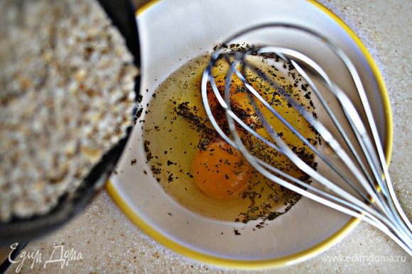 Яйца взбейте вместе с солью, добавьте перец и специи. Овсяные хлопья измельчите с помощью блендера в муку и введите вместе с оливковым маслом в яичную смесь.