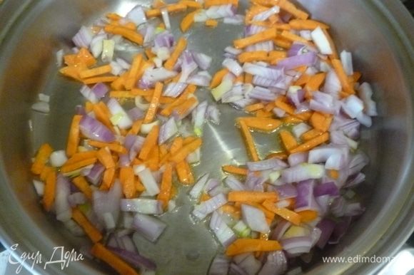 Лук мелко нарезать, морковь нарезать соломкой, шампиньоны — пластинами. В большом сотейнике (или сковороде) разогреть масло, обжарить лук и морковь.