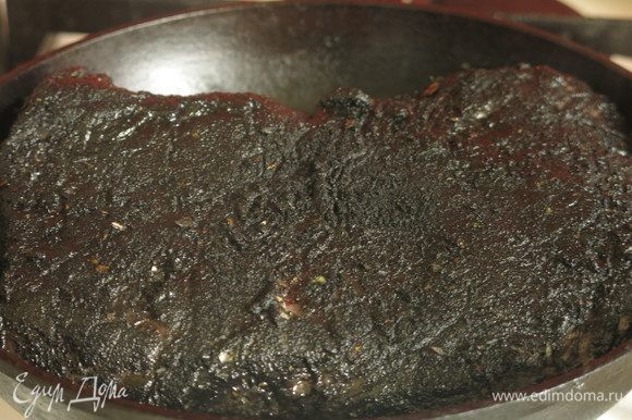 Обжариваем по 15–20 секунд на раскаленной сковородке-гриль кусок говядины. Вилку не используем, переворачиваем щипцами или лопатками.
