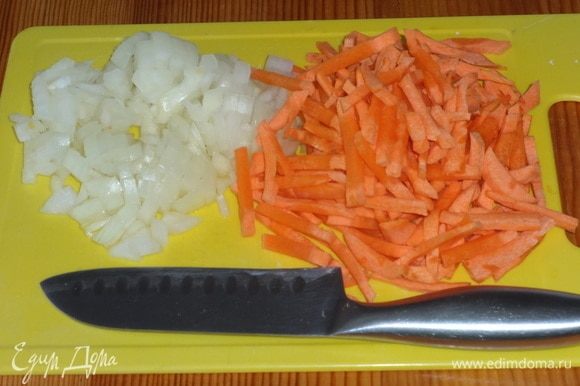 Лук и морковь нарезать соломкой.