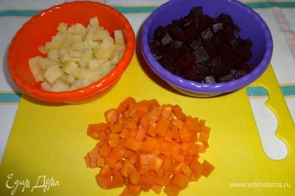 Свеклу, морковь, картофель очистить от кожуры и нарезать мелкими кубиками. Свеклу полить половиной нормы растительного масла и перемешать.