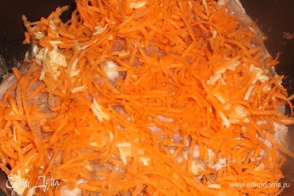 Укрыть курицу оставшейся половиной моркови с чесноком.