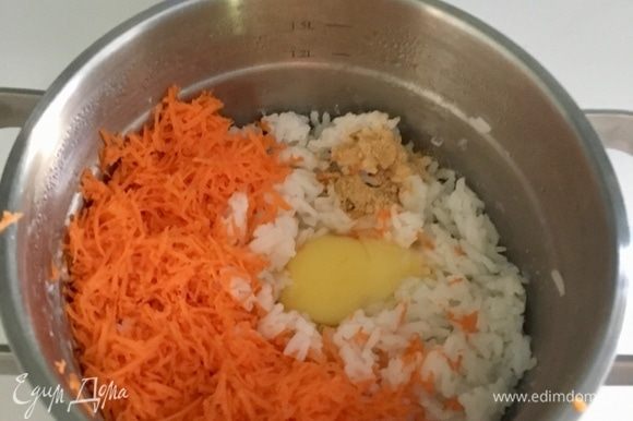 Соединяем рис ТМ «Националь», натертую морковь, чайную ложечку молотого имбиря, одно крупное или два мелких яйца. Можно еще посолить и поперчить по вкусу.