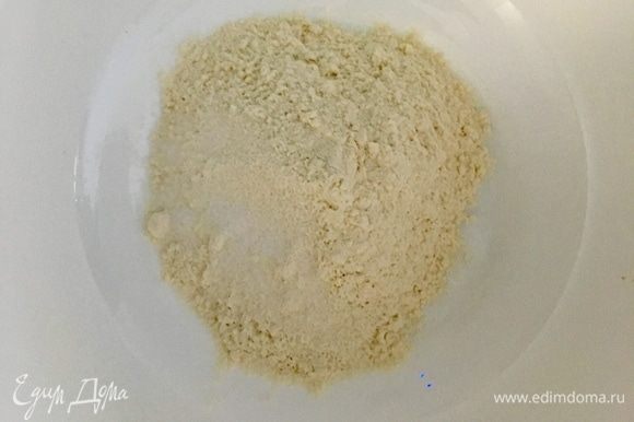 Далее по порядку необходимо замесить тесто для домашней лапши. Тут все просто. Просеять в миску муку со щепоткой соли.