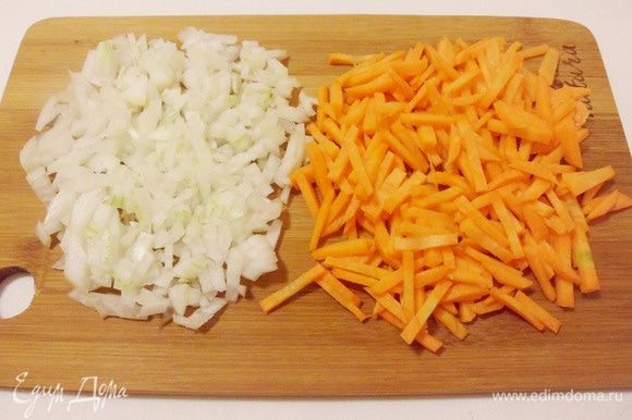 Репчатый лук измельчить, морковь нарезать соломкой.