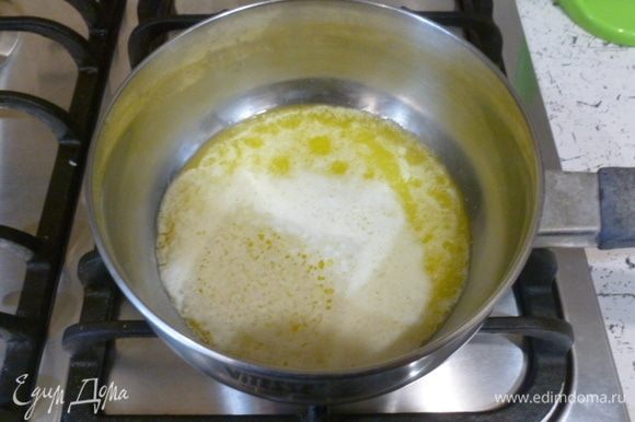 Духовку разогреть до 170°C. Большую прямоугольную форму смазать маслом. Оставшееся масло растопить.