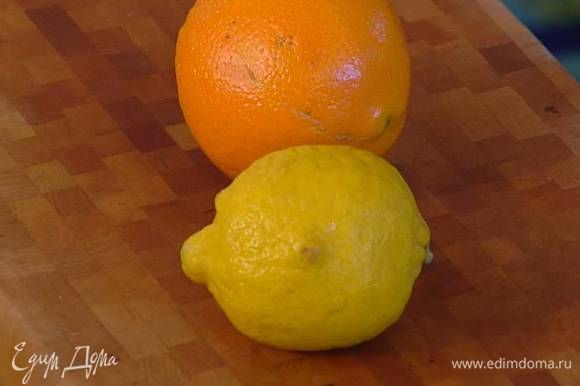 Цедру апельсина и лимона натереть на мелкой терке, из лимона выжать сок.