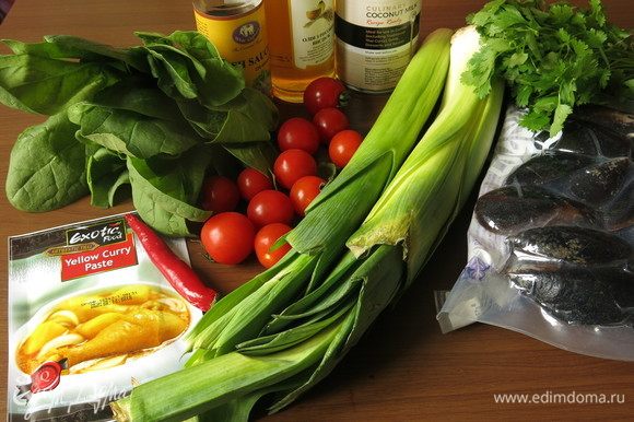 Подготовим продукты — овощи, мидии, пасту кари, имбирь и чили.