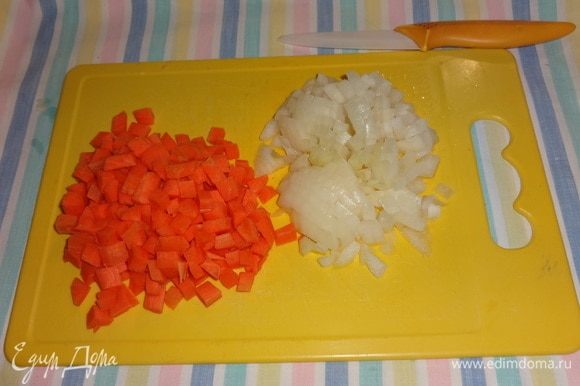 Морковь и лук очистить, вымыть, обсушить. Нарезать овощи мелкими кубиками.
