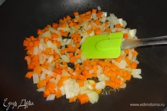 В сковороду налить половину нормы растительного масла, положить лук с морковью и обжаривать на среднем огне 10–15 минут.