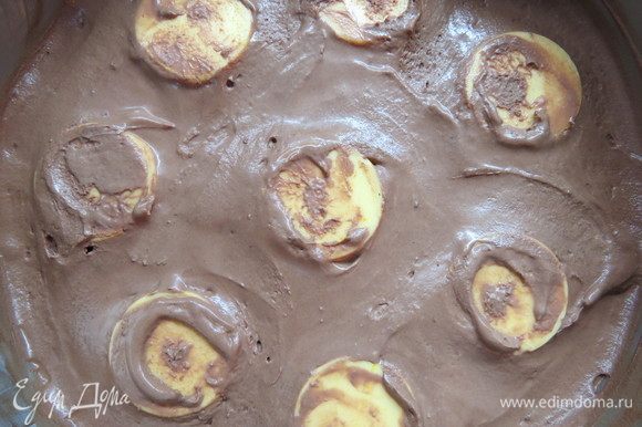 Выложить немного шоколадно-мятного крема, затем равномерно распределить замороженные полусферы с лимонным муссом, покрыть их остатками шоколадно-мятного крема.