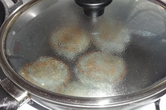 Перевернуть оладьи на другую сторону, накрыть сковороду крышкой и жарить 1–2 минуты, с другой стороны.