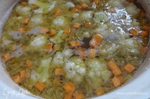 Добавить в суп обжаренные лук с морковью.