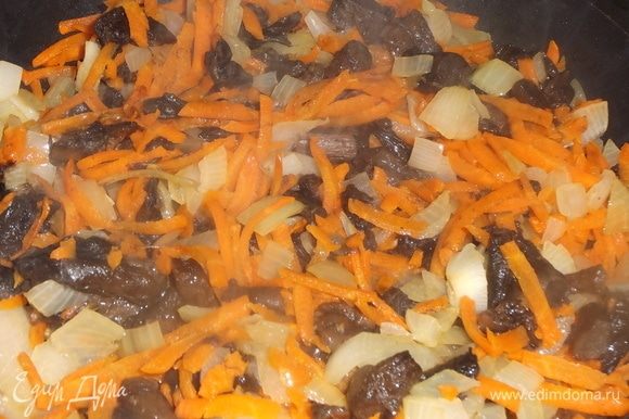 Грибы обжарить на масле с луком и морковью.