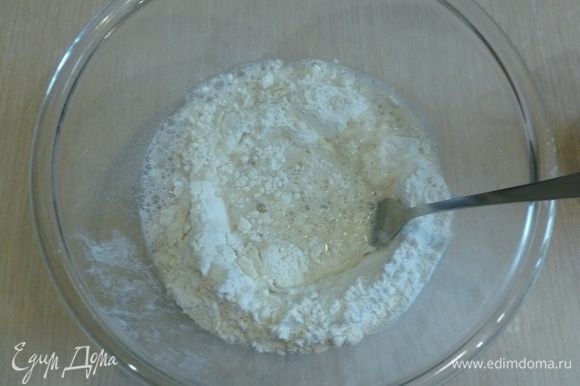В большую миску просеять муку, добавить соль. Постепенно вливать опару и чесночное масло (оставить ложку или две масла для смазывания фокаччи), перемешивая тесто вилкой.