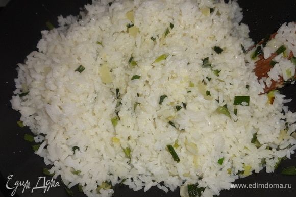 Добавить рис, влить сливки и тушить несколько минут до испарения сливок.