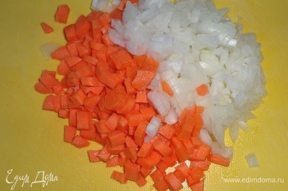 Лук и морковь очистить, вымыть, обсушить и нарезать мелкими кубиками.