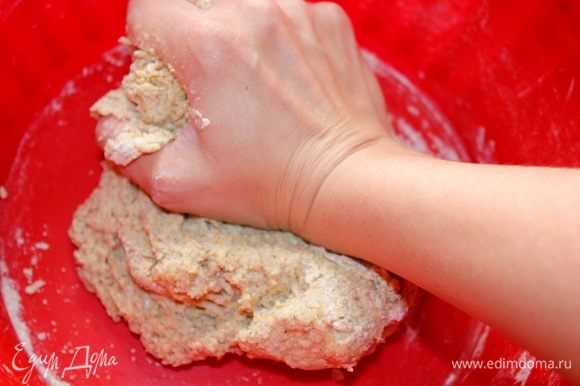Начать замешивать тесто. Гречневая и льняная мука очень хорошо впитывают влагу поэтому потребуется добавить немного воды. Добавляйте воду постепенно, продолжая месить тесто.