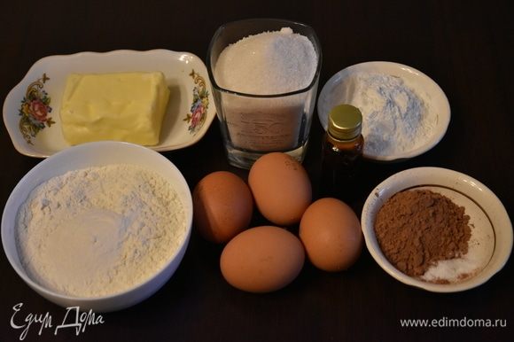 Для приготовления леопардового кекса подготовить необходимые продукты: муку, соль, яйца, сливочное масло, ванильный сироп, крахмал, какао порошок, разрыхлитель, сахар.