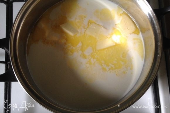 Для начинки: молоко, сахар, ванильный сахар и масло соединить в небольшой кастрюле и, помешивая, довести до кипения.
