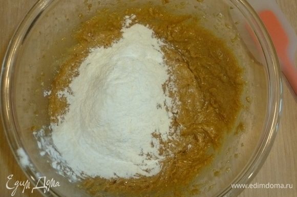 В большую миску просеять муку с разрыхлителем, добавить щепотку соли. Всыпать в арахисовую смесь, попеременно добавляя молоко.