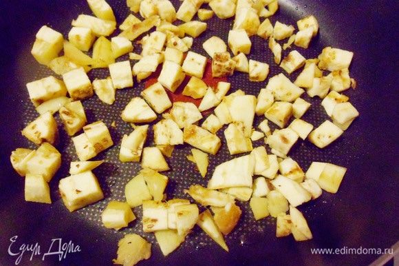 Для более яркого вкуса начинки измельченную мякоть от баклажанов обжарить на сковороде на оливковом масле.