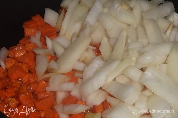 Морковь нарезать и обжарить на растительном масле под крышкой до полуготовности. Добавить нарезанный лук и тушить под крышкой до готовности моркови.