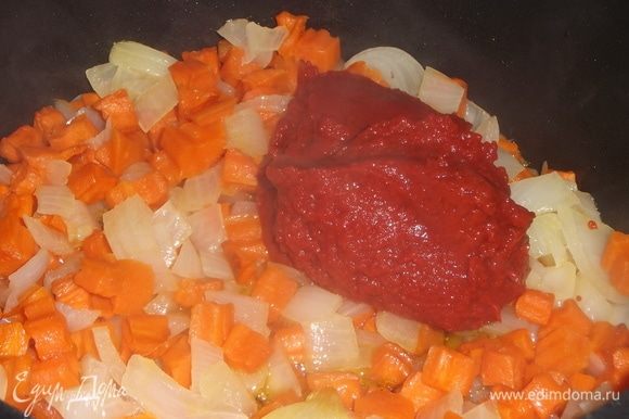 Положить в овощи томатную пасту и сахарный песок. Тушить 15 минут под крышкой.
