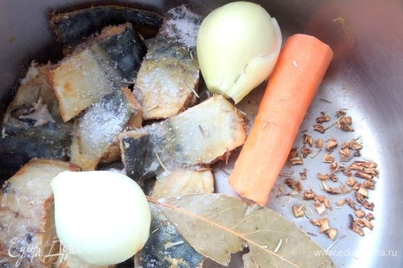 Рыбу распотрошить, поделить на кусочки, промыть. Поместить в кастрюлю с морковью, луком и приправами. Если берете консервы, их добавляем позже, когда сварятся картошка и рис.