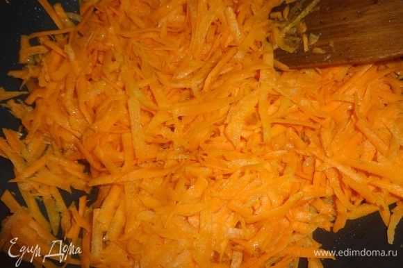 В сковороду налить часть масла и обжарить на нем морковь 3–4 минуты.