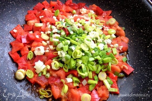 Томить овощи в сковороде до выпаривания сока, добавить чеснок и лук.
