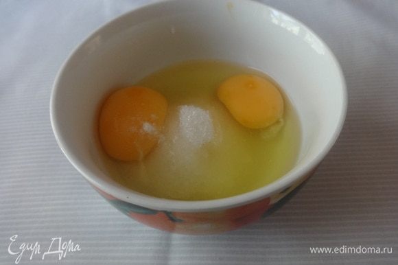 2 яйца соединить с 0,5 стакана сахара, ванилином, солью, взбить.