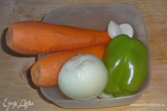 Лук, чеснок, морковь очистить, из перца удалить семена.