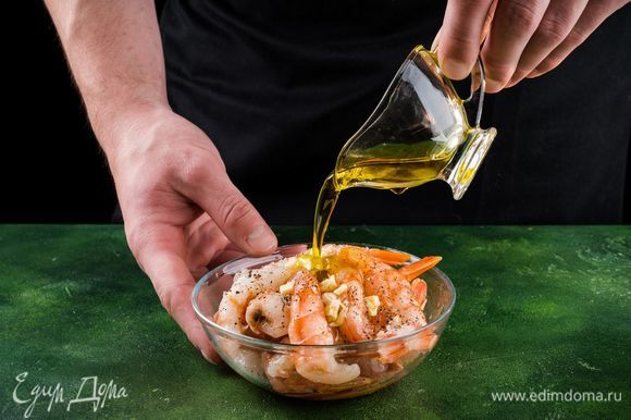 Чтобы креветки получились более насыщенного вкуса, замаринуем их на 10–15 минут. Для этого маринада в растительное масло (лучше оливковое) добавляем тертый чеснок по вкусу, немного соли и молотого душистого перца.
