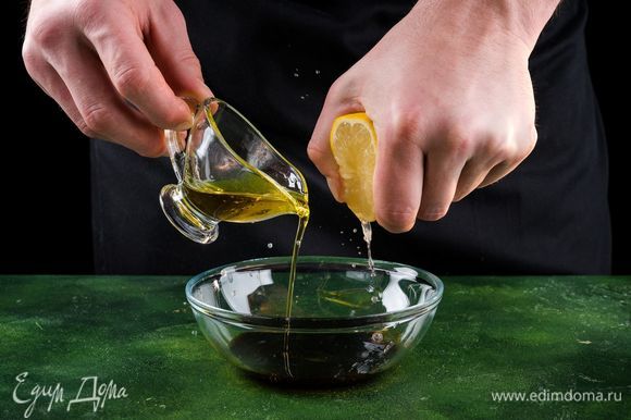 Отдельно смешать для маринада оливковое масло, соевый соус и лимонный сок.