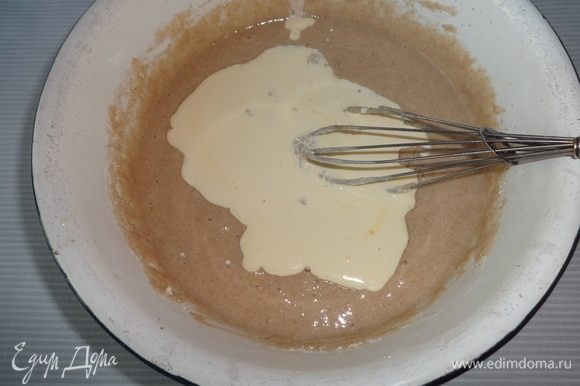 Влить в овсяное тесто растопленный маргарин, перемешать.