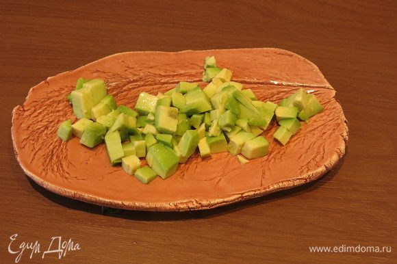 На тарелку кладем авокадо.